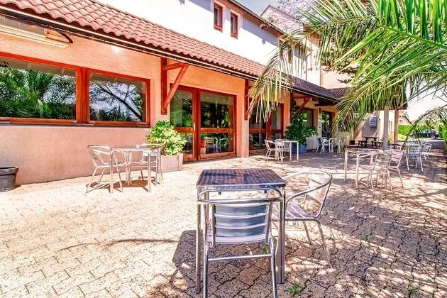 Brit Hotel Confort Pau Lons - Dış Mekan