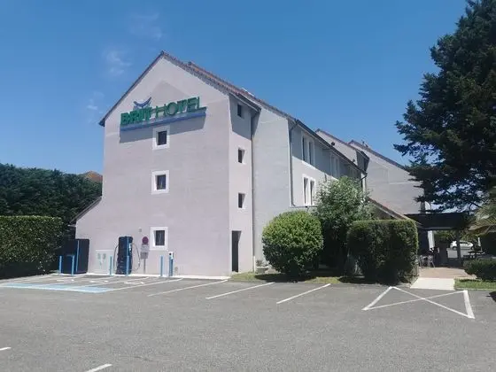 Brit Hotel Confort Pau Lons - Dış Mekan