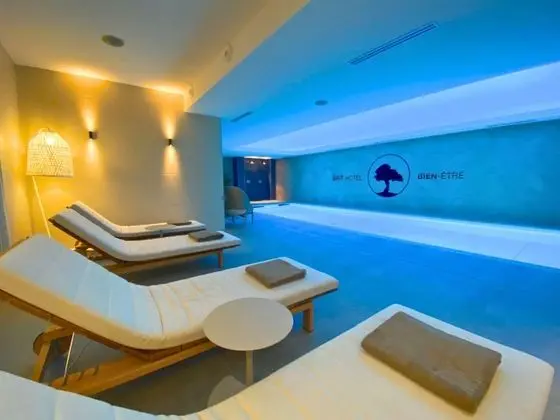 Brit Hotel Piscine & Spa - Fougères - Havuz