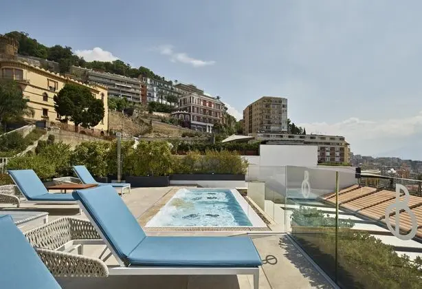 The Britannique Naples, Curio Collection by Hilton - Havuz