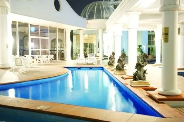 Broadbeach Holiday Apartments - Havuz