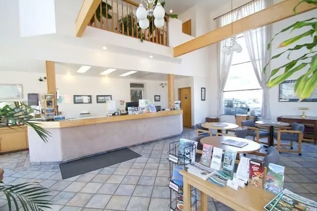 Brooks Street Motor Inn - Lobi