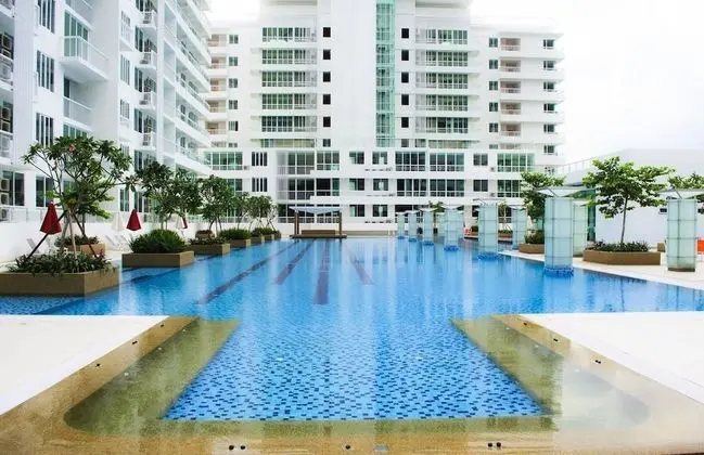 Brunsfield Embassyview Condosuite - Havuz
