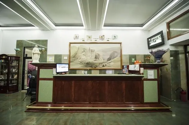 Bucharest Comfort Suites - Lobi