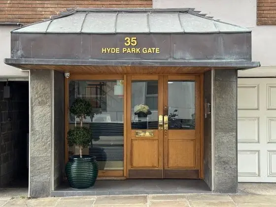Buckingham & Lloyds - Dış Mekan