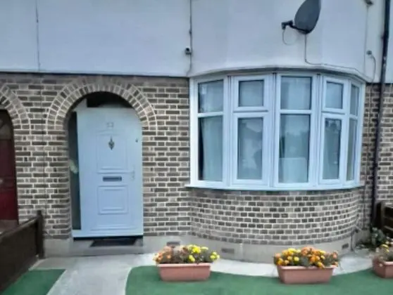 Budget 5-bed Apartment in Barking