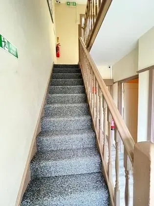 Budget 5-bed Apartment in Barking - İç Mekan
