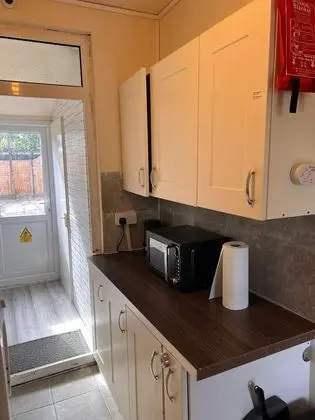 Budget 5-bed Apartment in Barking - Mutfak
