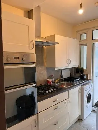 Budget 5-bed Apartment in Barking - Mutfak