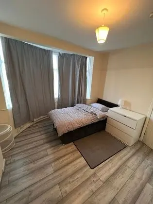 Budget 5-bed Apartment in Barking - Oda