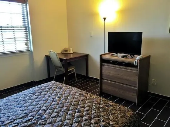 Budget Host East End Riverhead