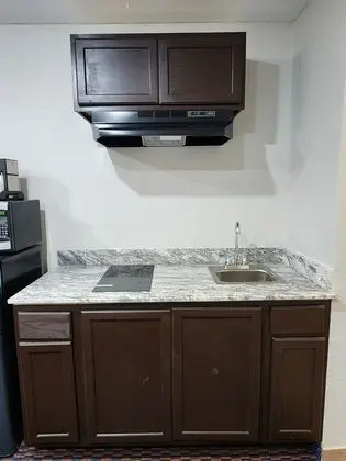 Budget Host Inn & Suites - Mutfak