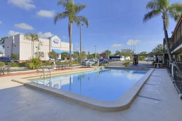 Budget Inn St Petersburg - Dış Mekan