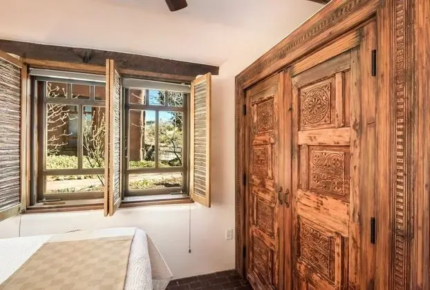 Buena Suerte - Quintessential Eastside Pied-a-terre, Fabulous Views and Patios, Kiva Fireplace, Walk to Canyon Rd. and the Plaza - Oda