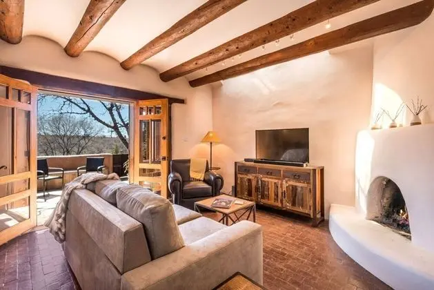 Buena Suerte - Quintessential Eastside Pied-a-terre, Fabulous Views and Patios, Kiva Fireplace, Walk to Canyon Rd. and the Plaza - Oda Düzeni