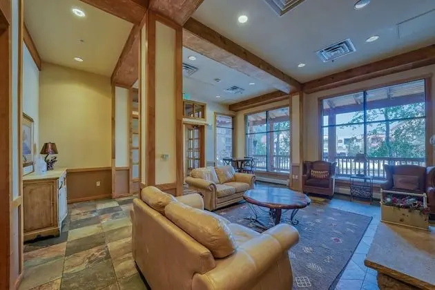 Buffalo Lodge 3 Bed 3 Bath - Lobi