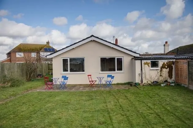 Bungalow 2 min Walk to Beach and sea Sleeps 6