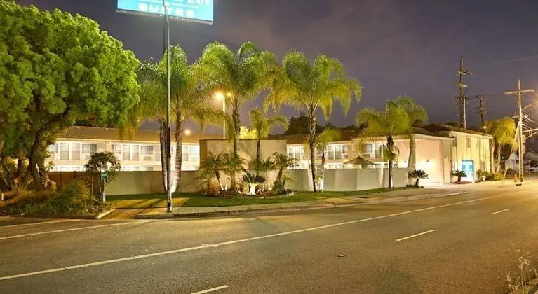 Burbank Inn and Suites