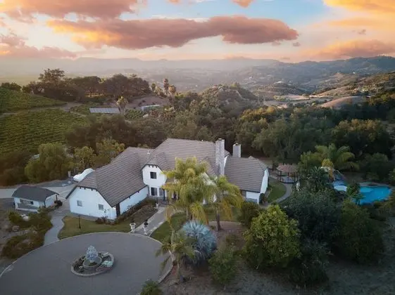 Burgundy by Avantstay Basketball Court, Pool, Hot Tub, Outdoor Kitchen, City Escape!