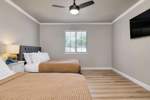 Burgundy by Avantstay Basketball Court, Pool, Hot Tub, Outdoor Kitchen, City Escape! - İç Mekan