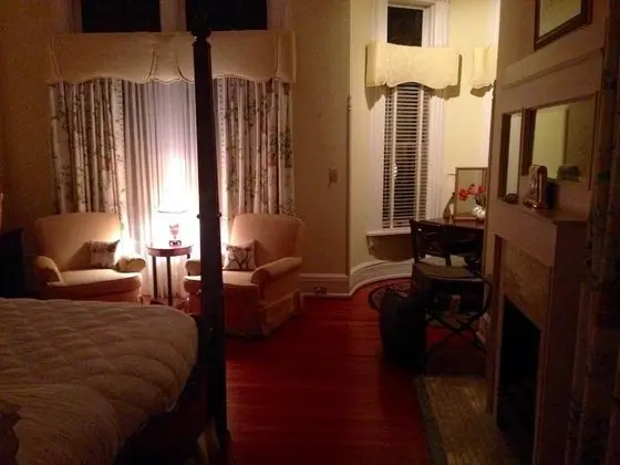 Burke Mansion - Oda