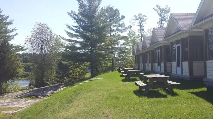 The Burleigh Falls Inn & Suites - Dış Mekan