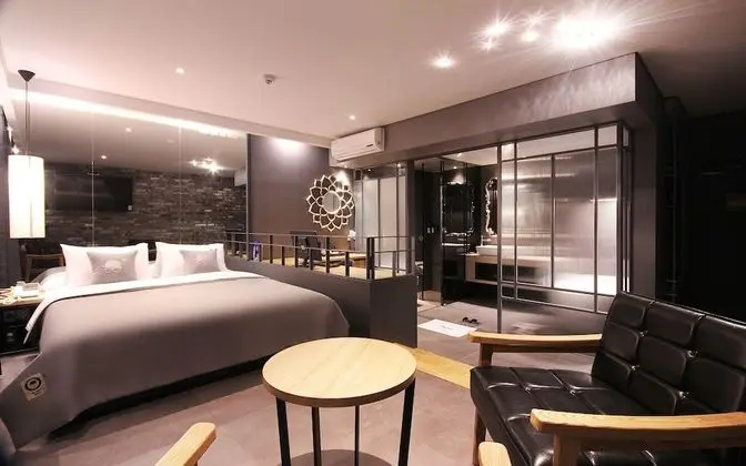 Busan Oncheonjang Mr Brick