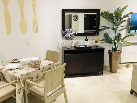 Business Apartment with View & Hot Tub - Oda Düzeni