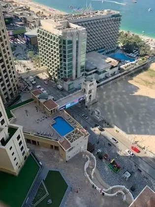 Business Backpackers JBR - Havuz
