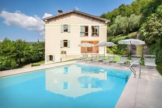 C Cantoni - 10 Sleeps Villa With Pool Stunning Views in Garda