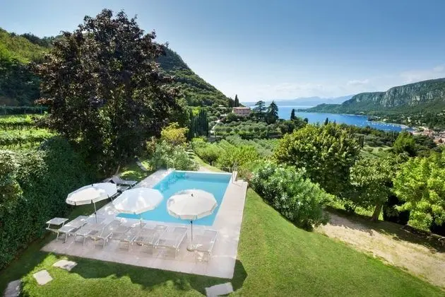 C Cantoni - 10 Sleeps Villa With Pool Stunning Views in Garda - Oda