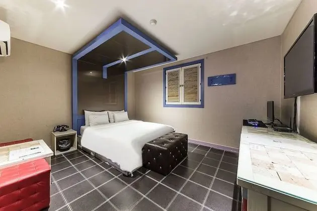 Hotel C&
