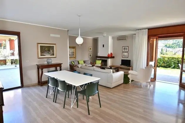 C Le Terrazze - 10 Sleeps With Shared Pool in Garda - Oda