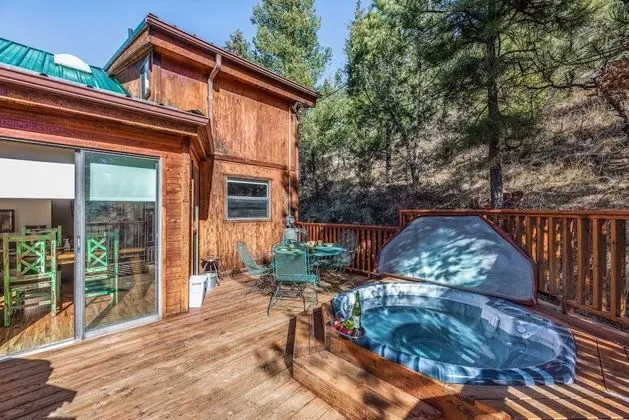 Cabin on the Creek - Öne Çıkan Resim