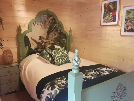 Cabin set in a Beautiful Romantic Tropical Garden - Oda