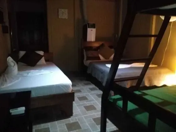Hotel Cabinas y Tour Aaron Tortuguero - Oda