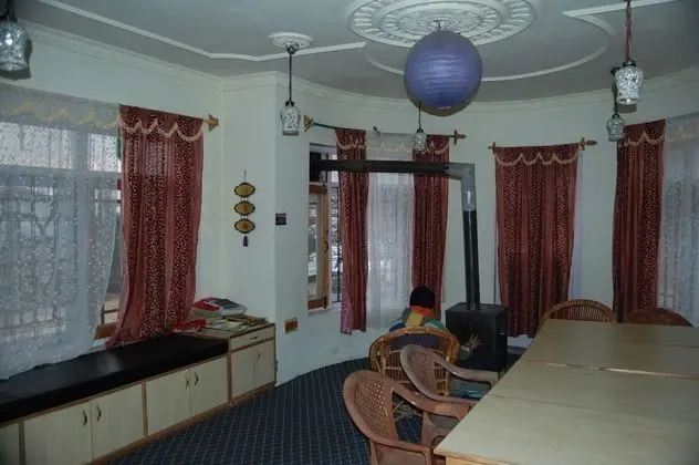 Calm Holiday Inn - Oda Düzeni