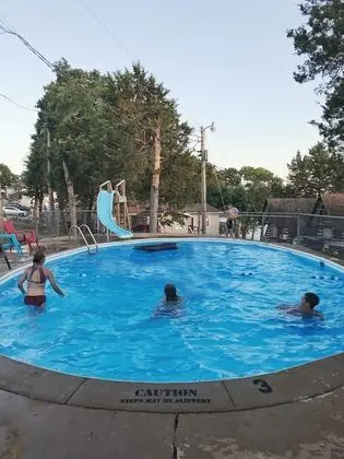 Calm Waters Cabin Resort - Havuz