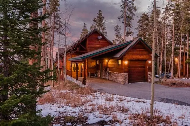 Camber by Avantstay Cozy, Chic Cabin w/ Hot Tub