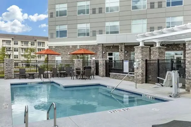 Cambria Hotel Greenville - Havuz