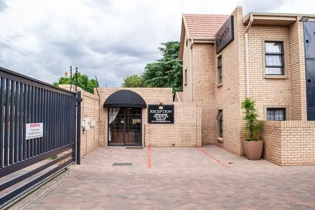 Camelot Guest House & Apartments - Lobi