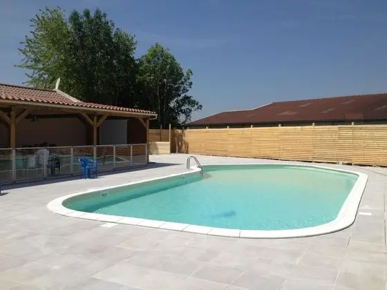 Camping La Croix Badeau - Chalet - Havuz