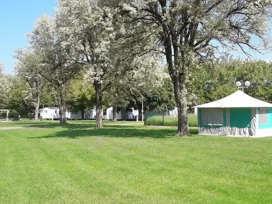 Camping Les Berges du Célé - Dış Mekan