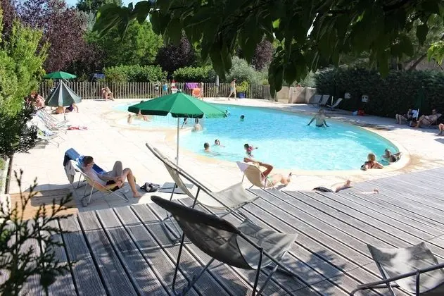 Camping les Routes de Provence - Havuz