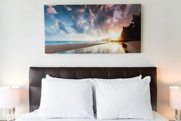 Canada Suites - 832 Bay St. - Oda