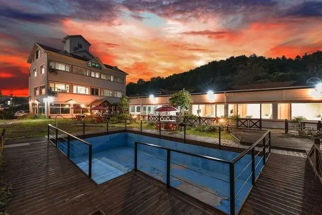 Canada Sunset Village