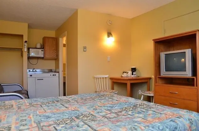 Canadas Best Value Inn Kelowna - Mutfak