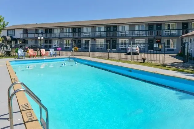 Canadas Best Value Inn St. Catharines - Havuz