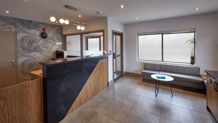 Canadas Best Value Inn Toronto - Lobi