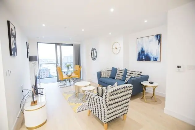 Canary Views One Bed and Bath Apartment